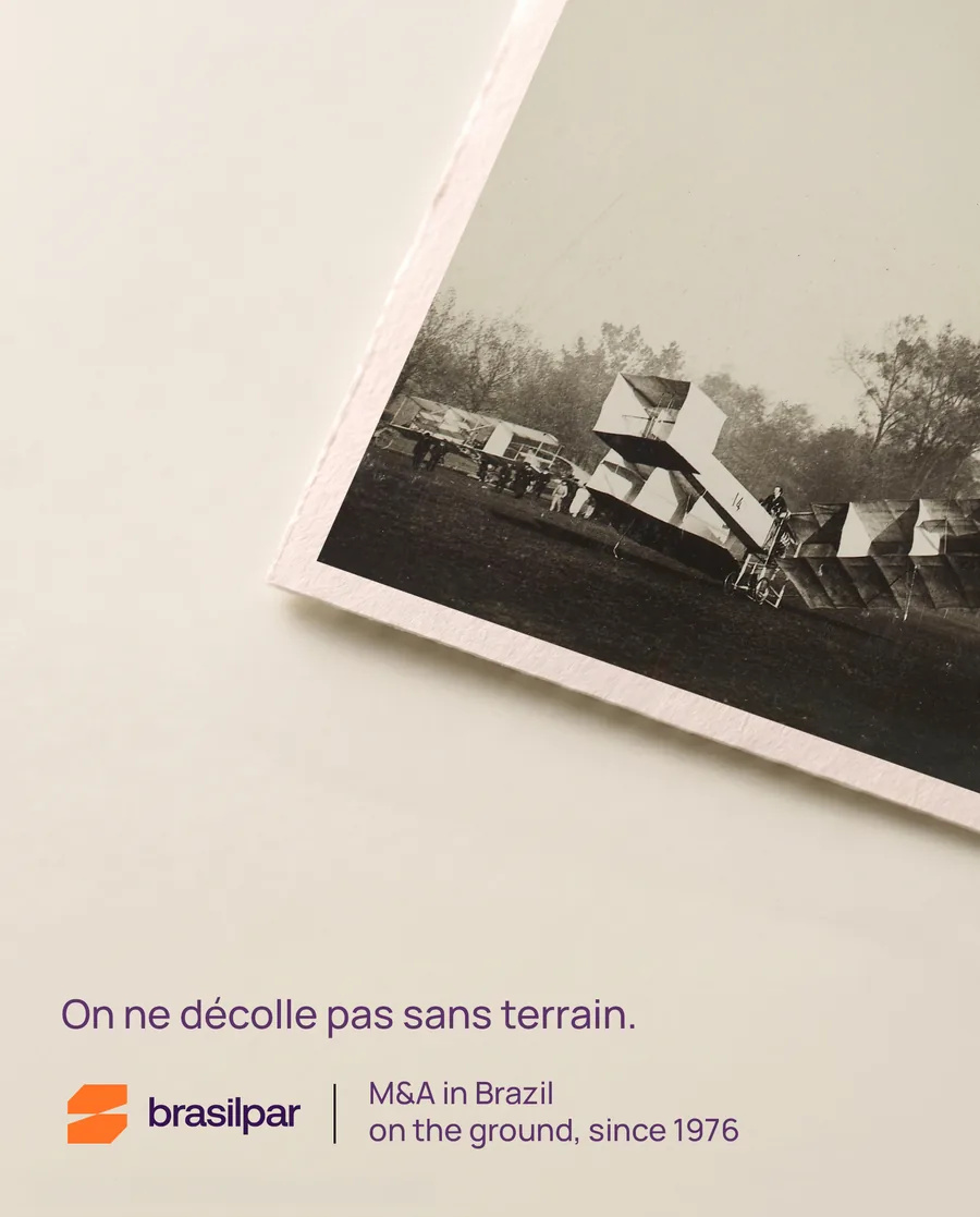 Affiche de campagne Brasilpar : photographie de Jules Beau montrant le 14-bis de Santos-Dumont sur le terrain de Bagatelle en 1906, avec la phrase « On ne décolle pas sans terrain ».
