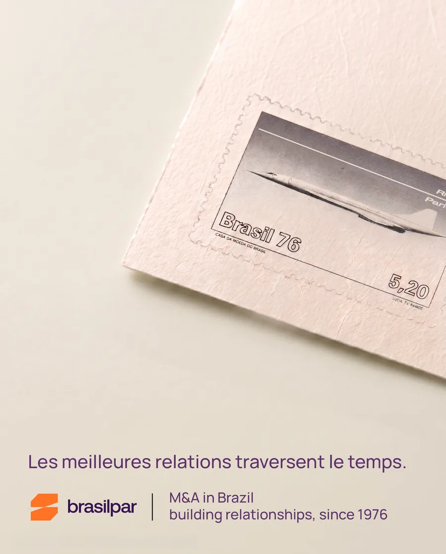 Affiche de campagne Brasilpar : timbre brésilien de 1976 à l'effigie du Concorde, avec la phrase « Les meilleures relations traversent le temps ».